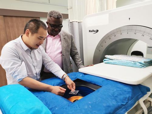 中國(guó)原創(chuàng)聚焦超聲治療設(shè)備首次成功出口墨西哥和尼日利亞